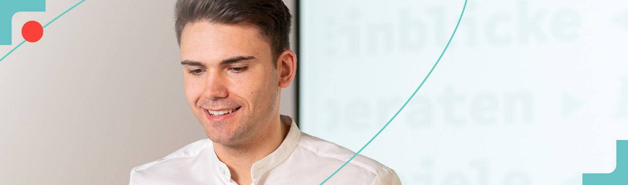 Das Bild zeigt einen Kollegen der prismat GmbH vor einem Laptop.