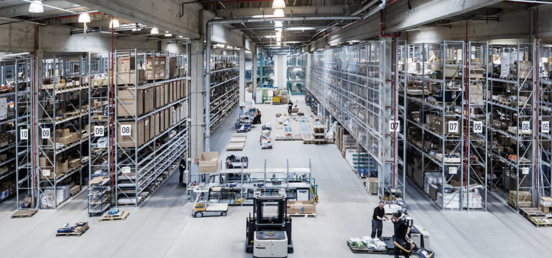 Hier ist der Innenraum eines Lagers von schräg oben zu sehen.