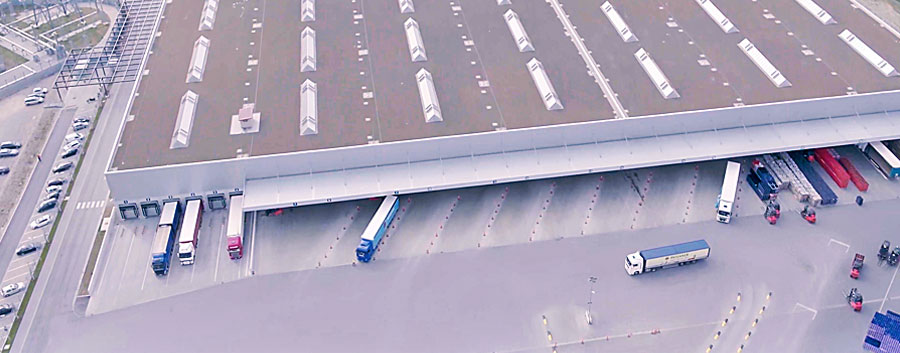 Hier ist eine Luftaufnahme vom Yard eines großen Lager- und Produktionsstandort zu sehen.