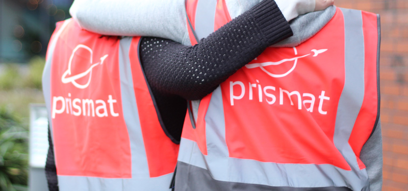 Bei prismat geht es um Teamwork und Partnerschaftlichkeit: Hier sind zwei Mitarbeiterinnen in der typischen Warnweste von prismat zur sehen, die bei der Besichtigung von Lagerstandorten zum Einsatz kommt.