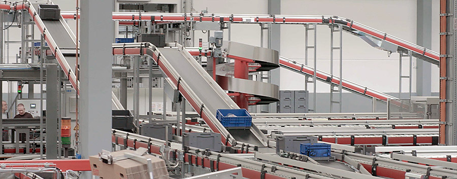 In Bezug auf SAP EWM ist hier ein Lager mit automatischer Fördertechnik zu sehen.