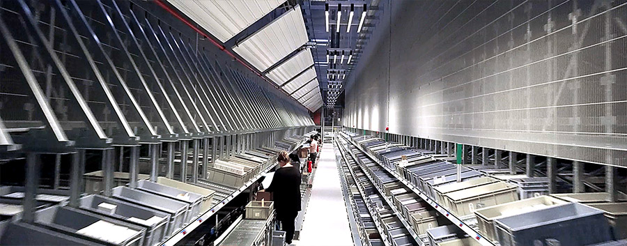 In Bezug auf SAP EWM ist hier der Schnell-Pick-Bereich eines automatischen Kleinteilelagers (AKL) zu sehen.