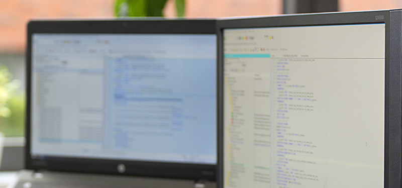 Hier sind auf zwei Bildschirmen Anwendungen des SAP-Backends zu sehen.