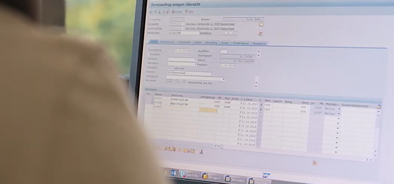 Dieses Bild zeigt mit einem Blick über die Schulter die Ansicht einer Buchung im SAP ERP.