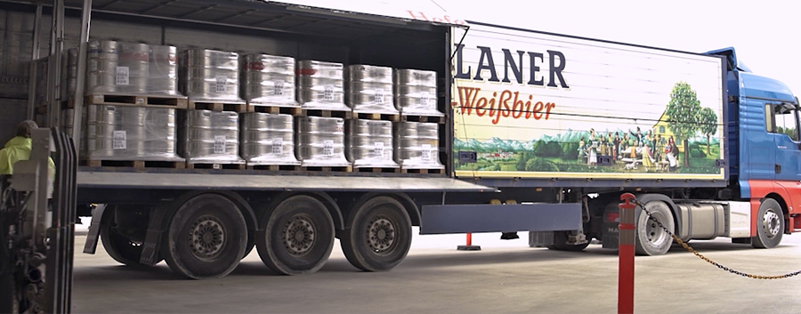 Auf diesem Bild ist das Beladen eines Lastkraftwagens abgeschlossen und die Abdeckung wird geschlossen.