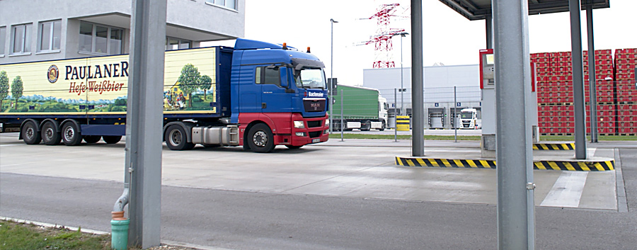 Hier ist ein LKW bei der Einfahrt zu einem Check-In-Terminal zu sehen.