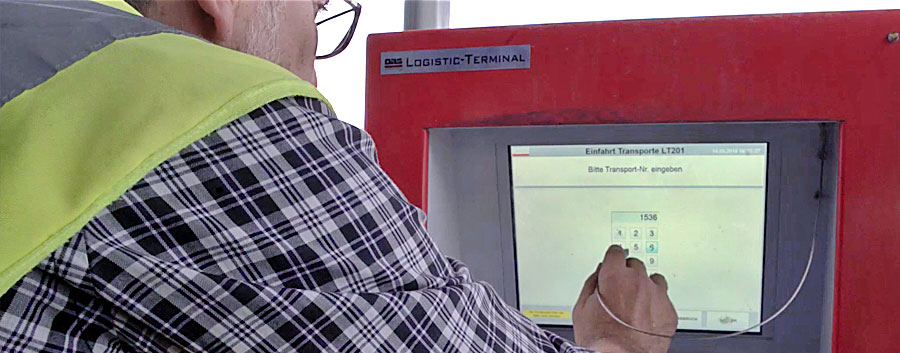 Dieses Bild zeigt einen LKW-Fahrer, der sich an einem Terminal eines Yards anmeldet.