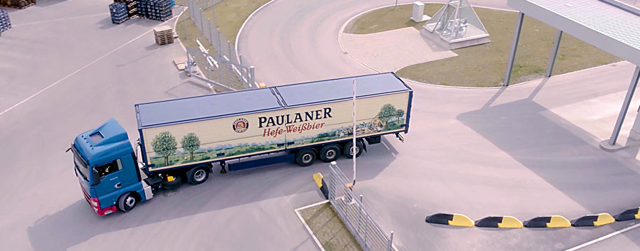 Auf diesem Bild fährt ein Lastkraftwagen auf den Yard eines Lagerstandorts.