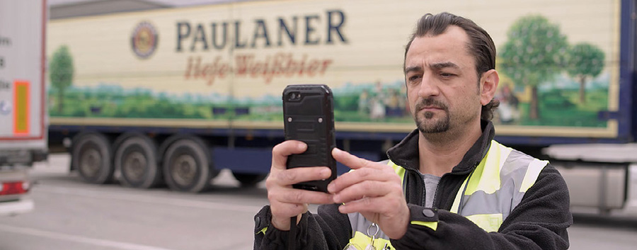 Auf diesem Bild benutzt ein Yard-Mitarbeiter eine Fiori-App auf dem Smartphone.