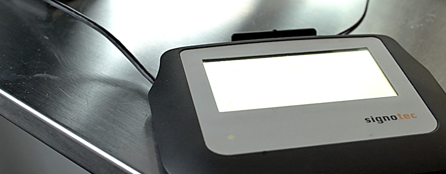 Auf diesem Bild ist ein Gerät zum Unterschreiben von der Firma signotec zu sehen. zu