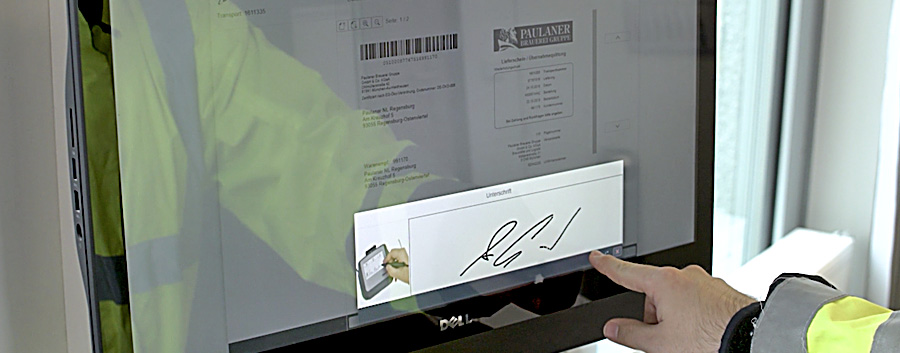 Hier bestätigt der Fahrer am Touchscreen seine Unterschrift und schließt damit den Prozess ab.