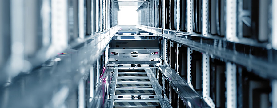 Hier wird der Blick in ein automatisches Shuttle-Lager gezeigt.