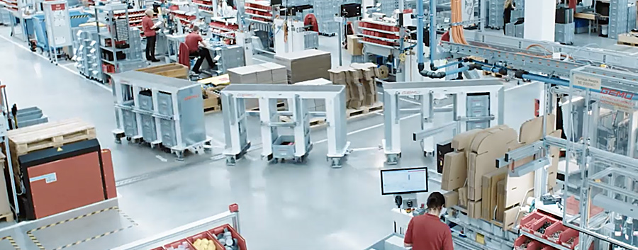 Ein Blick von oben auf das Zusammenspiel von Lagertechniken im Bereich der Versandabfertigung