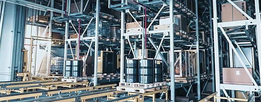 Hier ist der Lift zur automatisierten Kommissionierung für ein Paletten-HRL zu sehen.